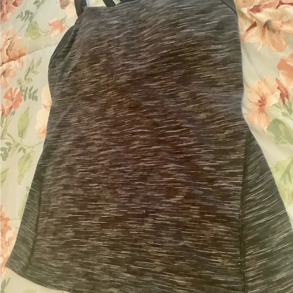 Athletic top grey crisscross straps size medium built in bra  phone pocket 🥀 - Picture 3 of 8